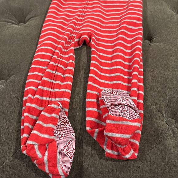 Carters Santa feetie pajamas size 5T - Picture 3 of 5